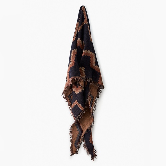 ARITZIA Diamond Mosaic Triangle Scarf - Picture 4 of 4